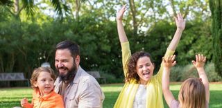 Famille heureuse, dans la nature